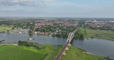 Culemborg, Gelderland, Hollanda 'nın şehir genel görünümü, bir hava aracı videosu..