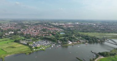 Culemborg, Gelderland, Hollanda 'nın şehir genel görünümü, bir hava aracı videosu..