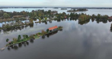 Loosdrechtse Plassen, Scheendijk, Breukelen, Hollanda marinasında küçük evler, çekici delikleri ve legakkerleri olan doğa rezervi. Sonbaharda hava aracı videosu.