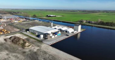 Bir karbondioksit çıkarma tesisinin hava aracı videosu, küresel ısınmayı önlemek için yeraltında saklanıyor. Alkmaar, Hollanda.