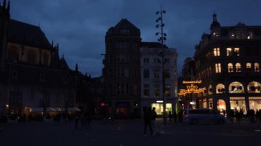 Amsterdam, Kuzey Hollanda, Hollanda, 27 Ekim 2024: Amsterdam 'ın merkezindeki Baraj Meydanı' nda gün batımında serbest Filistin gösterisi. Savaşı protesto..