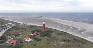 Texel, Hollanda 'daki deniz feneri kulesi. Bir hava aracı videosu.