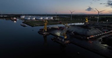 Amsterdam, Kuzey Hollanda, Hollanda, 21 Ağustos 2023: Amsterdam, Rietveld limanları Avrupa 'nın en büyük enerji limanlarından biri olarak, Amsterdam kömür piyasasının önde gelen oyuncularındandır.