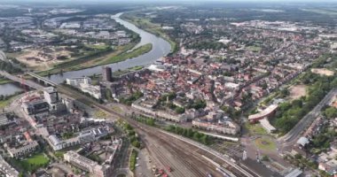 Hollanda 'daki Meuse nehrinin Venlo şehrinin insansız hava aracı videosu..