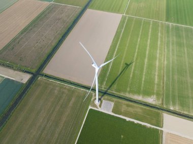 Hollanda 'da geniş bir türbinin hava aracıyla çekilmiş resmi. Sürdürülebilir elektrik için kullanılan tarım alanı.