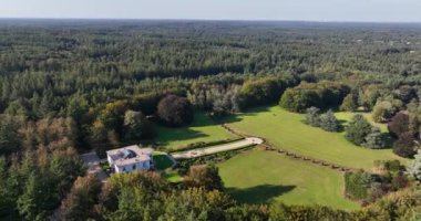 Hollanda, Doorn 'daki malikane villasının hava aracı videosu. Utrechtse Heuvelrug Ulusal Parkı