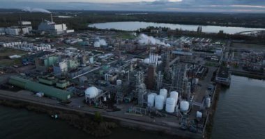 Dordrecht 'te, TFA, PFPrA, TFPrA ve DFA gibi PFAS gibi tartışmalı kimya fabrikalarının hava aracı görüşü üretilip piyasaya sürülmektedir. Kanser tehlikesi ve sağlık risklerine yol açıyor