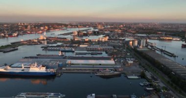 Hollanda, Amsterdam 'ın endüstriyel limanında insansız hava aracı görüntüsü. Altın saat gün batımı.