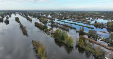 Loosdrechtse Plassen, Scheendijk, Breukelen, Hollanda marinasında küçük evler, çekici delikleri ve legakkerleri olan doğa rezervi. Sonbaharda hava aracı videosu.