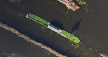 Loosdrechtse plassen, su köyü, deniz kenarındaki ev, Hollanda 'nın doğası. Breukelen, Scheendijk, hava aracı görüntüsü.