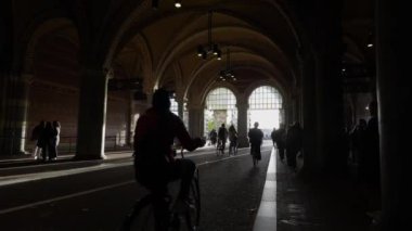 Amsterdam, Kuzey Hollanda, Hollanda, 2 Kasım 2024: Rijksmuseum, Amsterdam, Hollanda bisiklet tüneli.