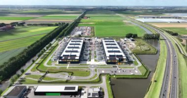 Hollanda 'daki büyük ölçekli bir veri merkezinin insansız hava aracı videosu. Kuş bakışı.