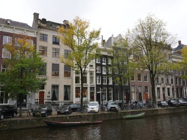 Amsterdam, Kuzey Hollanda, Hollanda, 2 Ekim 2024: Amsterdam, Hollanda şehir merkezindeki kanal evlerinin fotoğrafları.