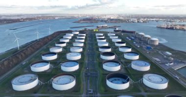 Hollanda, Rotterdam 'daki Maasvlakte' deki LNG terminalinin insansız hava aracı videosu..