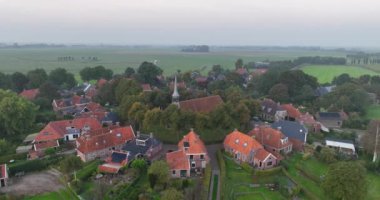 Niehove, Groningen, Hollanda, 13. Centurty Kilisesi 'nin insansız hava aracı videosu..