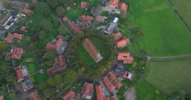 Niehove, Groningen, Hollanda, 13. Centurty Kilisesi 'nin insansız hava aracı videosu..