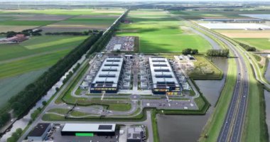 Bir veri merkezinin hava aracı videosu, yapay zeka altyapısı. Dış bina, Hollanda 'da inşa ediliyor. Bilgisayar teknolojisi