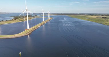 Hollanda, Zeeland 'deki Krammersluices' da balık tuzakları. Balıkçılık endüstrisi. Bir hava aracı videosu
