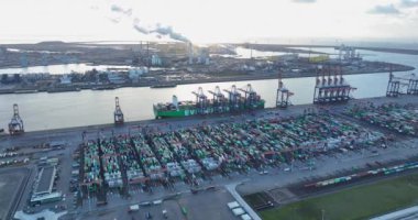 Rotterdam, Güney Hollanda, Hollanda, 19 Ocak 2023: Rotterdam, Lojistik ve taşımacılık sektöründeki Evergreen konteyner gemisinin insansız hava aracı videosu.