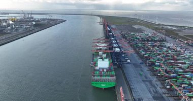 Rotterdam, Güney Hollanda, Hollanda, 19 Ocak 2023: Rotterdam, Lojistik ve taşımacılık sektöründeki Evergreen konteyner gemisinin insansız hava aracı videosu.