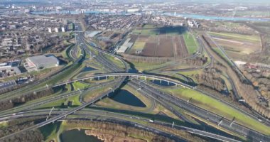 Oudenrijn karayolu kavşağının bir hava aracı videosu, Hollanda 'daki büyük ölçekli trafik altyapısı, hava aracı videosu..