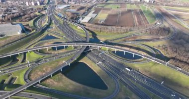 Hollanda 'daki büyük çaplı otoyol kavşağının hava aracı videosu. Ouderijn kavşağı