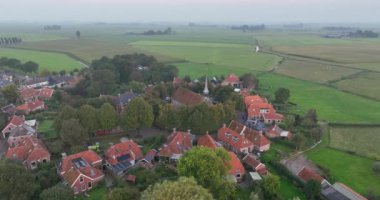 Niehove, Groningen, Hollanda, 13. Centurty Kilisesi 'nin insansız hava aracı videosu..