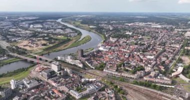 Meuse nehri boyunca Venlo, şehir merkezi, şehir silueti. Hava görünümü.