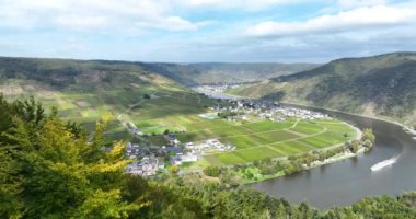 Alman Rhineland Palatinate eyaletindeki Moselle nehrinin Beilstein kasabasındaki vadiye bakan panoramik bir bakış açısından çekilmiş bir hava aracı videosu..