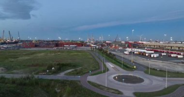 Amsterdam, Kuzey Hollanda, Hollanda, 21 Ağustos 2023: Hollanda 'nın sanayi limanı üzerinde hava aracı görüntüsü. Altın saat gün batımı.