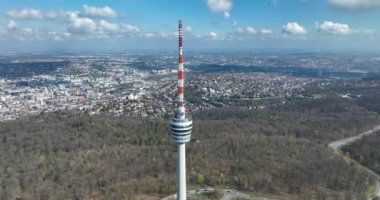 Fernsehturm Stuttgart 'ın, televizyon kulesinin, Almanya' daki telekomünikasyon kulesinin hava aracı videosu..