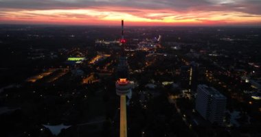Dortmund, Almanya 'nın televizyon kulesinin günbatımında çekilmiş hava aracı videosu. Şehrin ufuk çizgisi.