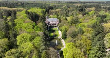 Tarihi şato Kasteel De Hooge Vuursche 'nin insansız hava aracı videosu, şimdi düğünler, törenler, toplantılar ve partiler için etkinlik yeri. Hollanda 'da..
