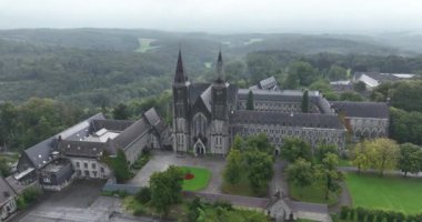 Maredsous Manastırı 'nın insansız hava aracı videosu bir Benedikt manastırı.