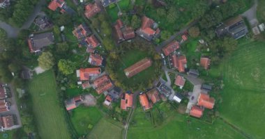 Niehove, Groningen, Hollanda, 13. Centurty Kilisesi 'nin insansız hava aracı videosu..