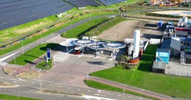 Alkmaar, Kuzey Hollanda, Hollanda, 3 Kasım 2024: NXT hidrojen yakıt istasyonu, Alkmaar 'da sürdürülebilir hareketlilik. Depoda yakıt ikmali yapıyorum..