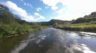 Alten Ahr, Almanya 'daki Ahr nehrinin üzerinde uçuyor. Eifel bölgesindeki nehir. FPV drone videosu.