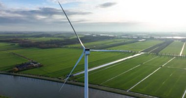 Rüzgar türbininin hava aracı videosu, enerji üretimi, sürdürülebilir yeşil güç. Temiz elektrik.