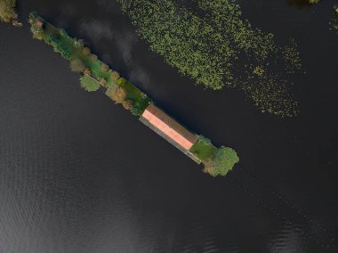 Bir hava aracı Loosdrechtse Plassen 'deki su üzerindeki küçük evleri, su doğasındaki boş evleri görüyor..