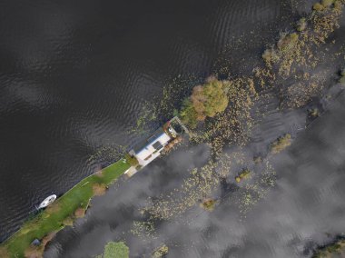 Loosdrechtse plassen, su köyü, deniz kenarındaki ev, Hollanda 'nın doğası. Breukelen, Scheendijk, hava aracı görüntüsü.