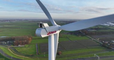 Nieuwegein, Utrecht, Hollanda, 1 Aralık 2024: Eneco, enerji tedarikçisi, rüzgar türbinleri, Hollanda 'da temiz enerji. Hava görünümü.