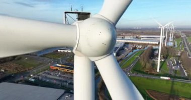 Nieuwegein, Utrecht, Hollanda, 1 Aralık 2024: Eneco, enerji tedarikçisi, rüzgar türbinleri, Hollanda 'da temiz enerji. Hava görünümü.