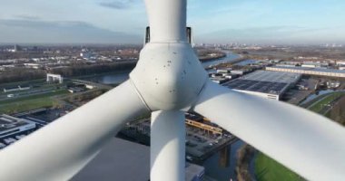 Nieuwegein, Utrecht, Hollanda, 1 Aralık 2024: Eneco, enerji tedarikçisi, rüzgar türbinleri, Hollanda 'da temiz enerji. Hava görünümü.