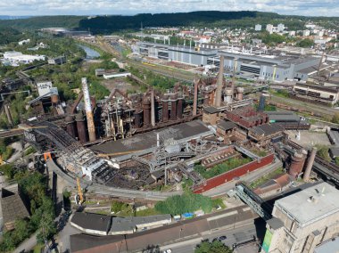 Volklingen Demir Fabrikası, Saarland, Almanya 'da endüstriyel miras. Hava aracı fotoğrafı.