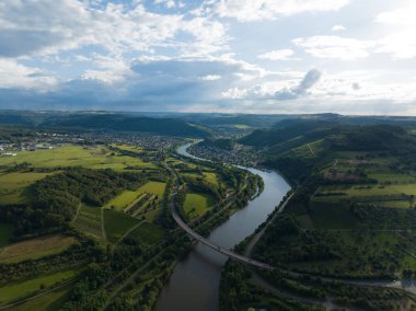 Saarland bölgesinin güzel kızarık vadilerinin hava aracı fotoğrafı..