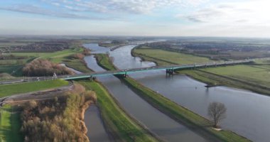 Lek Nehri üzerindeki otoyol altyapı köprüsü. Hollanda 'da ulaşım ve hareketlilik.