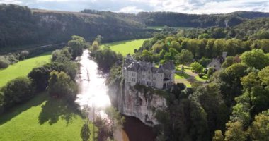 Ortaçağ şatosu Walzin 'in Belçika' daki bir uçurumun üzerindeki insansız hava aracı incelemesi..