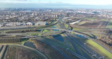 Hollanda 'daki büyük çaplı otoyol kavşağının hava aracı videosu. Ouderijn kavşağı