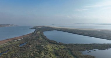 Teksas, Hollanda 'nın el değmemiş adasının kumulları. Bir hava aracı videosu.