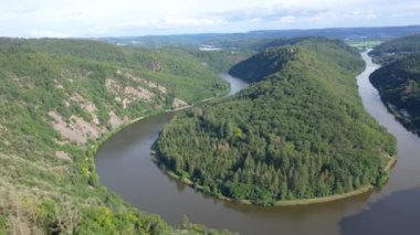 Saar Schleife, Almanya 'nın bir insansız hava aracı videosu, tepelere ve Saar Nehri' ne bakan panoramik nokta.